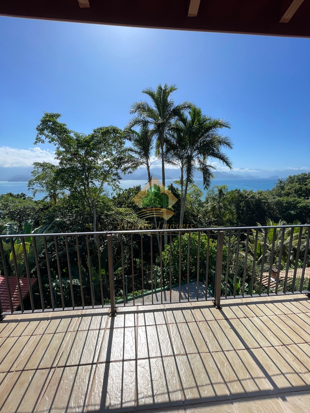 Excelente casa na Ponta Grossa com vista para o mar