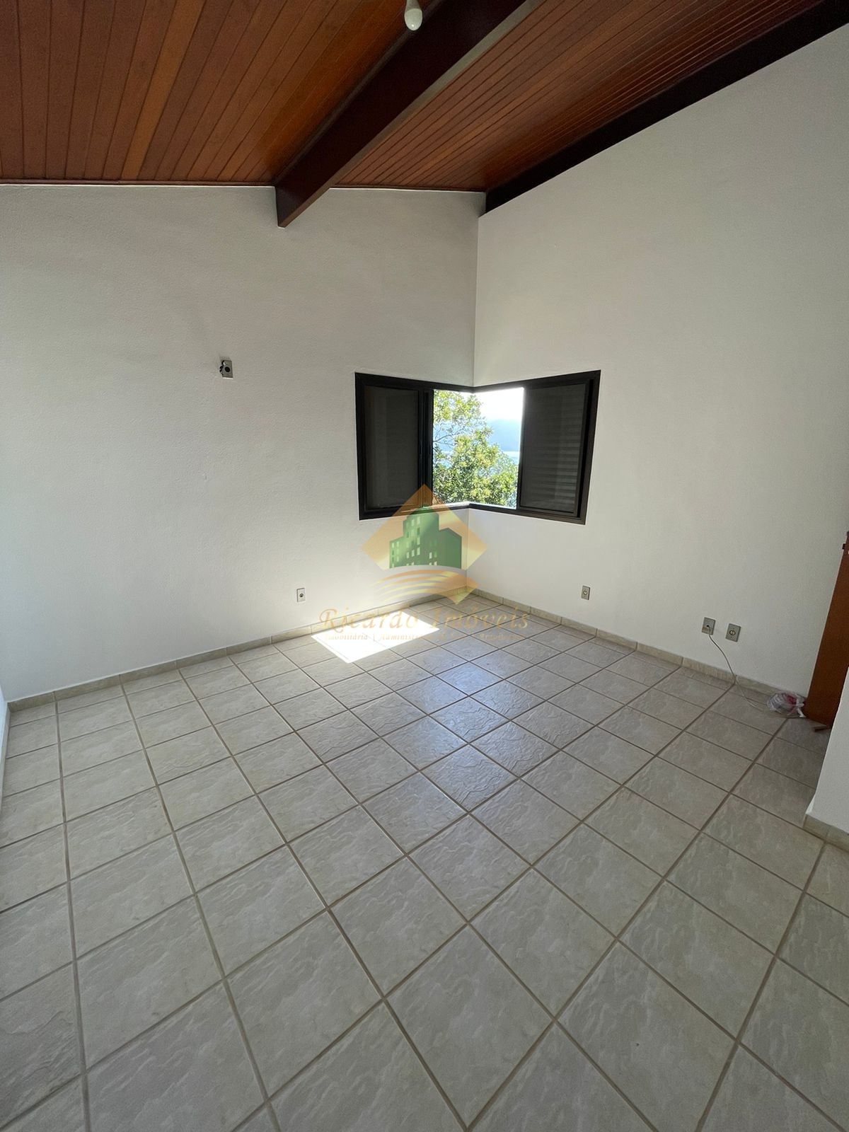 Excelente casa na Ponta Grossa com vista para o mar