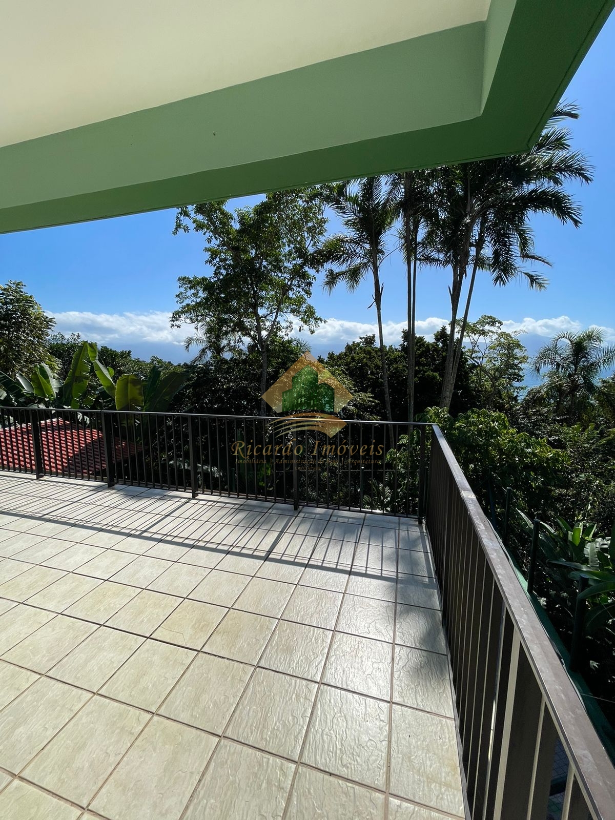 Excelente casa na Ponta Grossa com vista para o mar