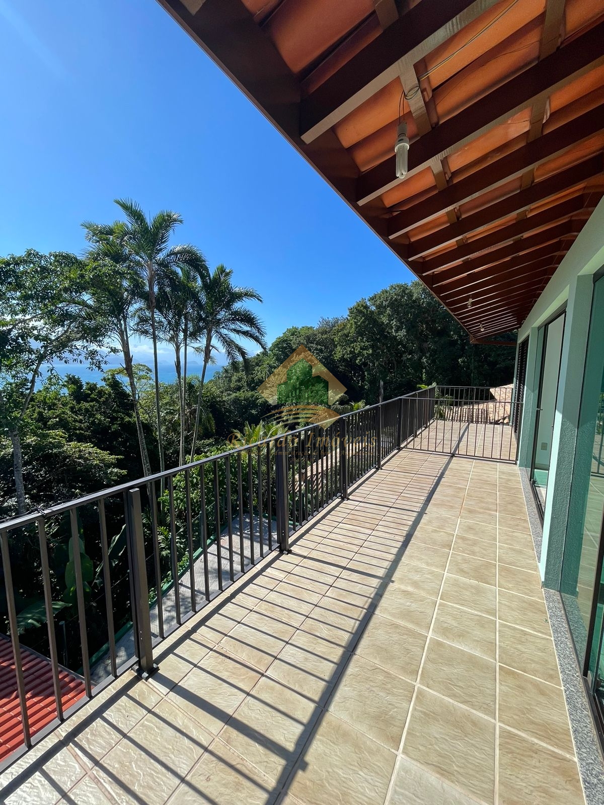 Excelente casa na Ponta Grossa com vista para o mar