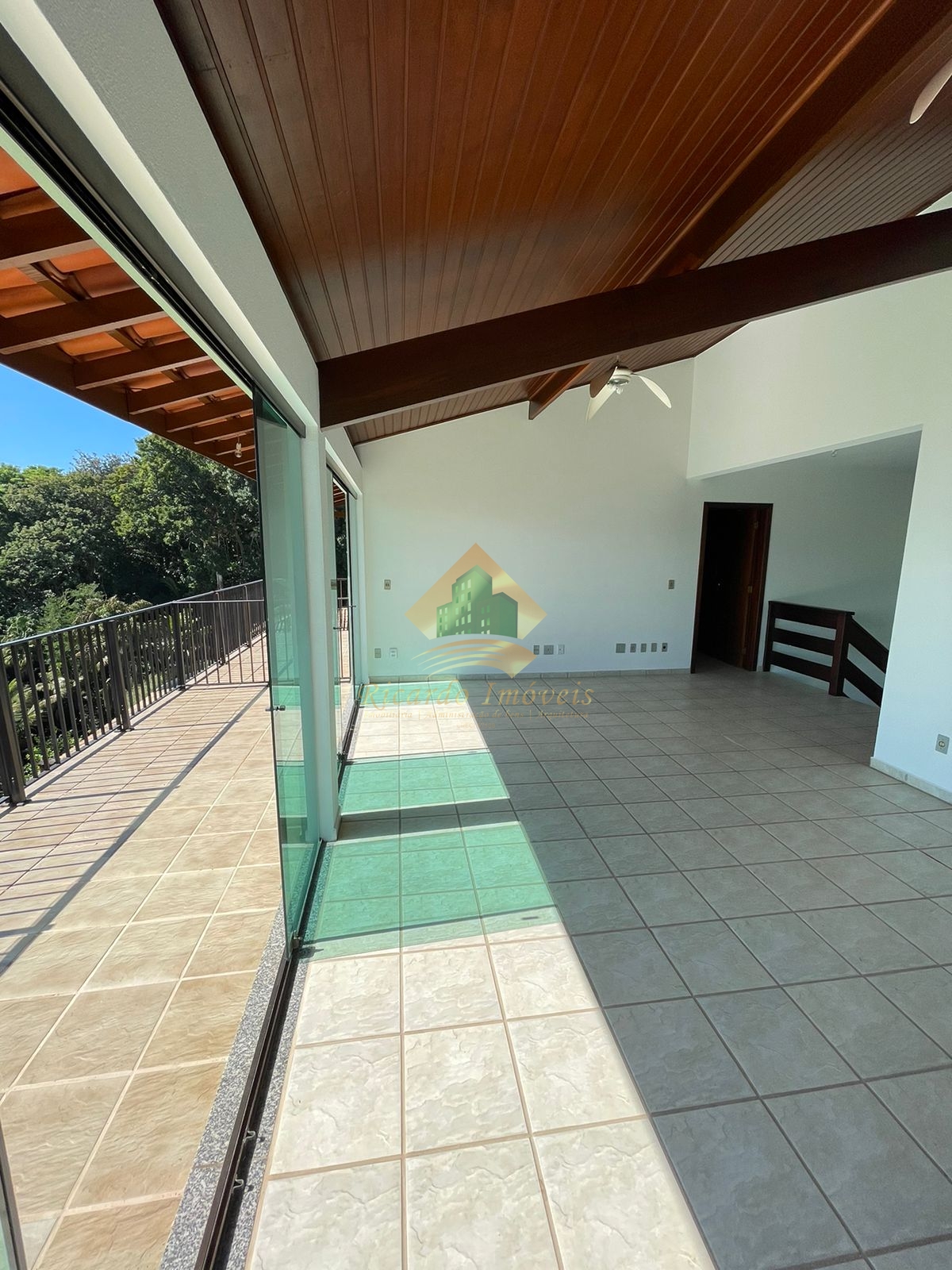 Excelente casa na Ponta Grossa com vista para o mar