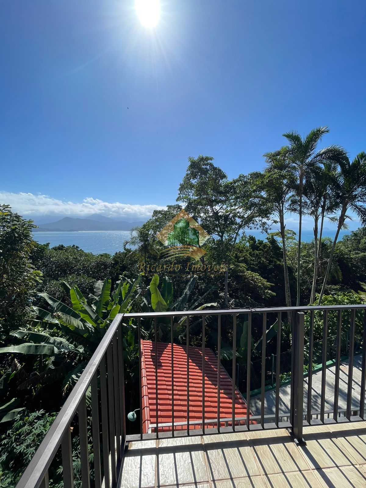 Excelente casa na Ponta Grossa com vista para o mar