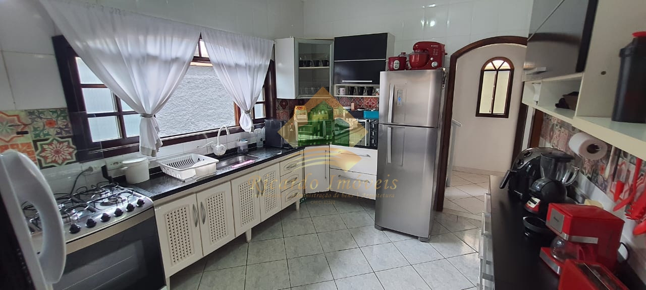 Sobrado na região central com 4 dormitórios