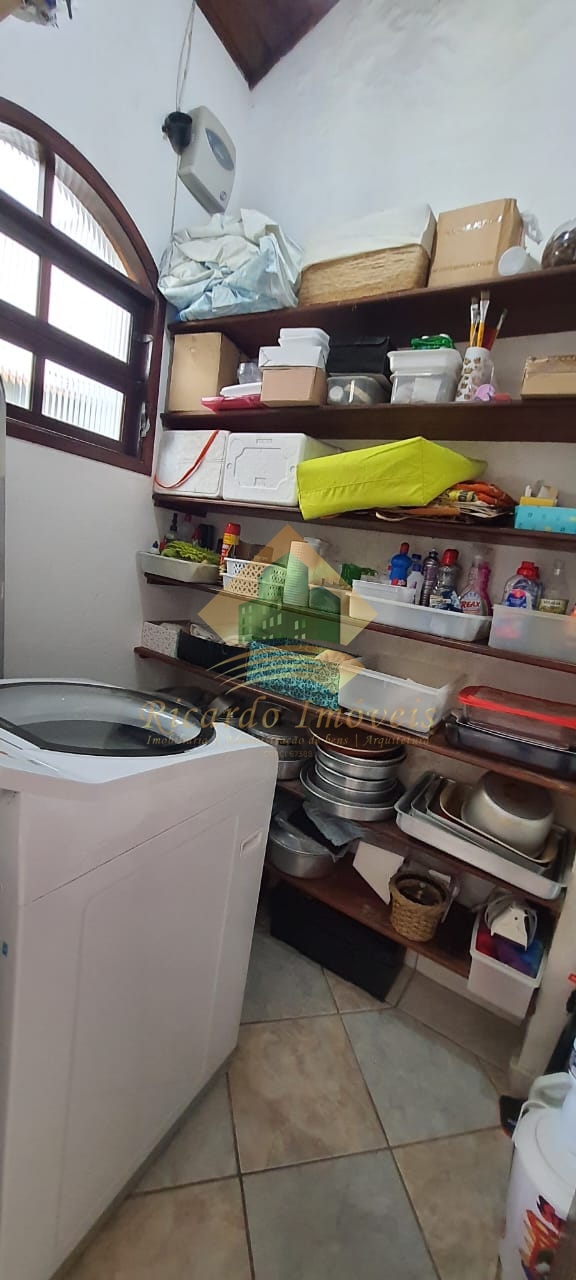 Sobrado na região central com 4 dormitórios