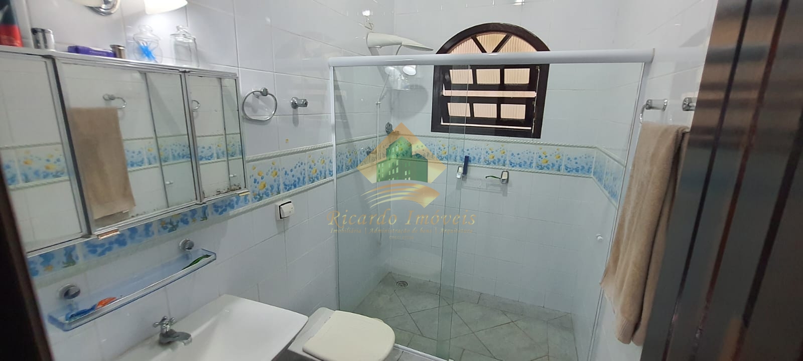 Sobrado na região central com 4 dormitórios
