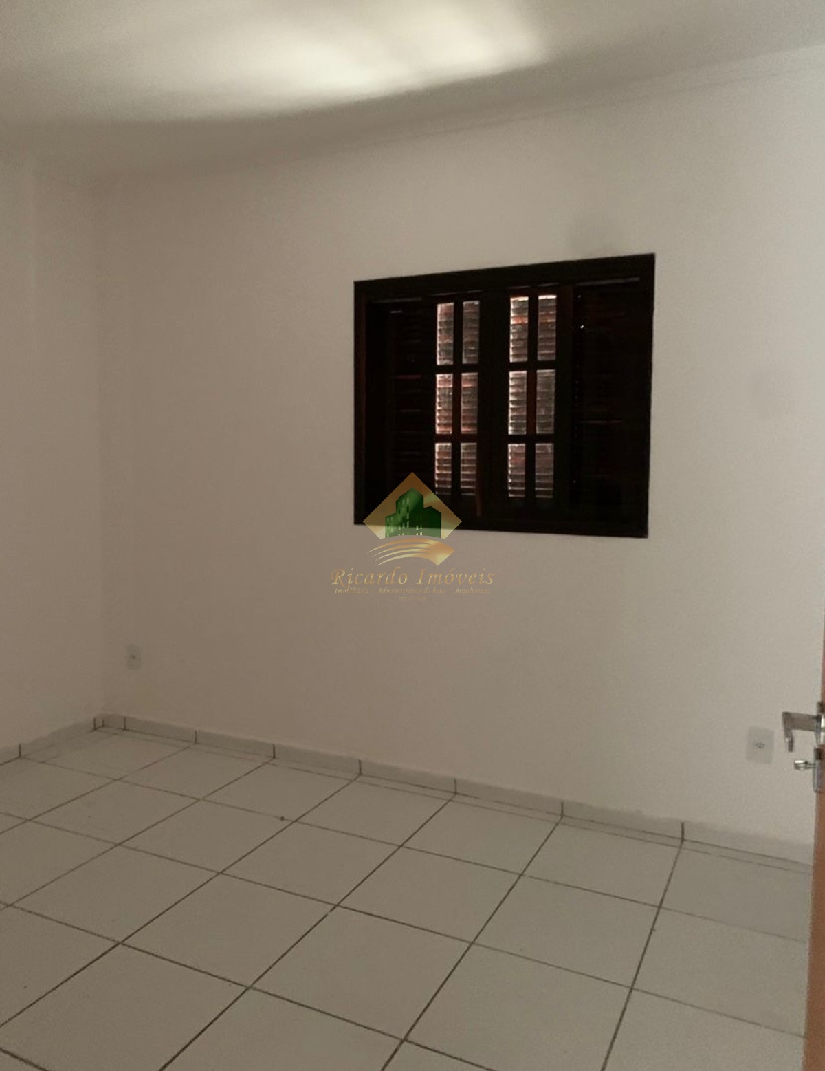 Excelente casa muito em localizada na praia martin de sá , ideal para escritórios , salão de beleza, clínicas etc.