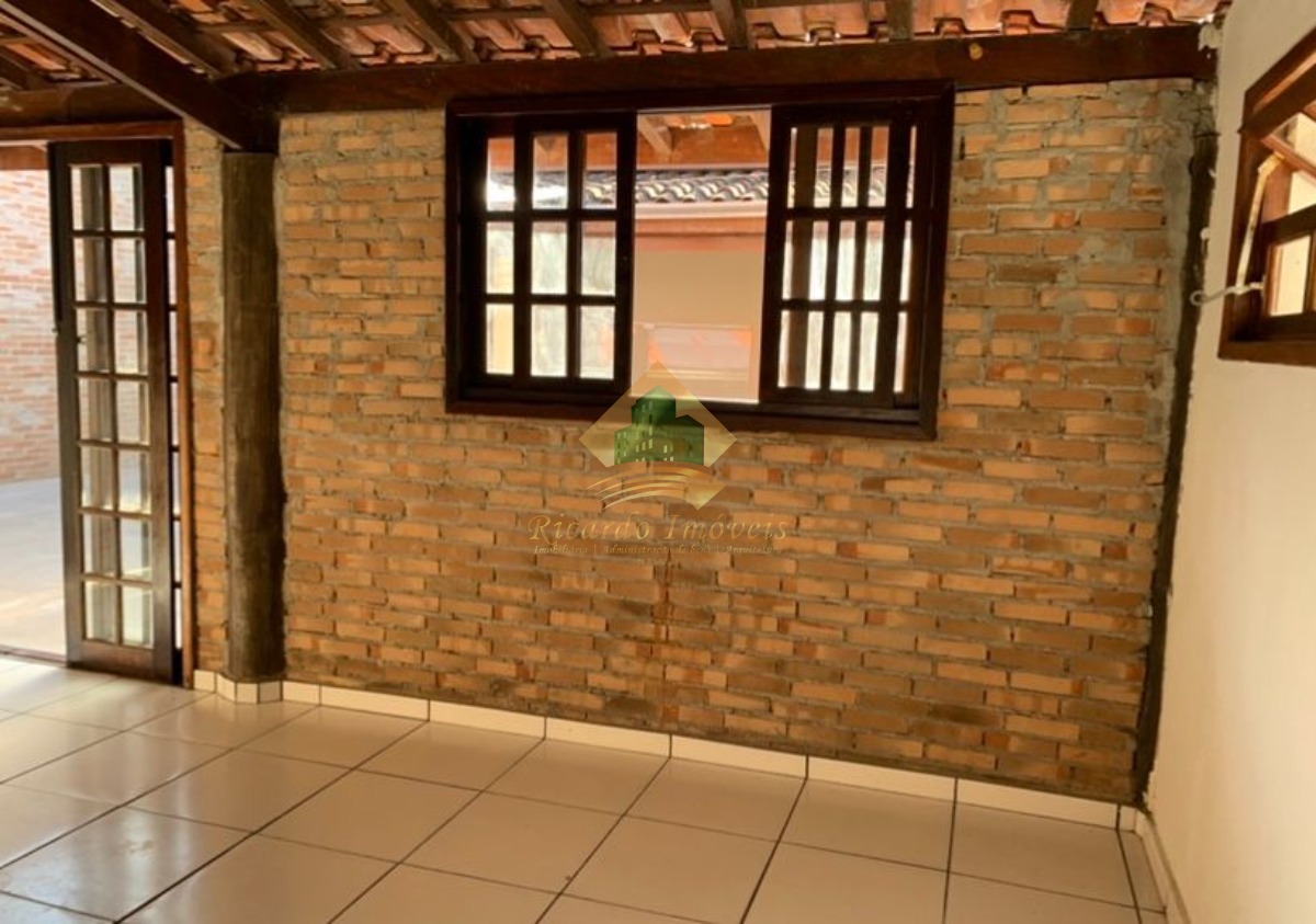 Excelente casa muito em localizada na praia martin de sá , ideal para escritórios , salão de beleza, clínicas etc.