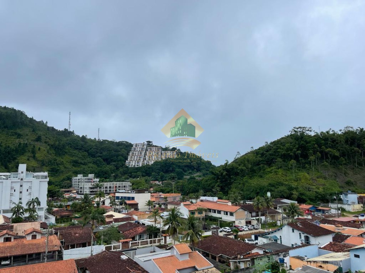 Excelente cobertura na praia das toninhas com vista para serra do mar