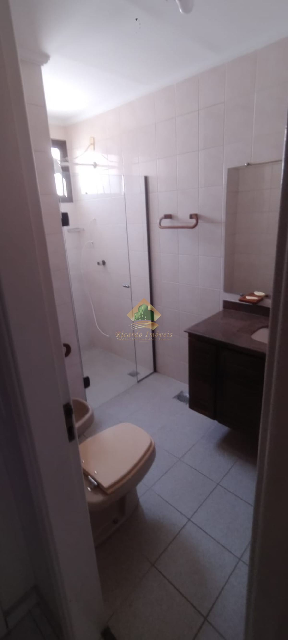 Excelente cobertura duplex frente para o mar na parte nobre da praia grande