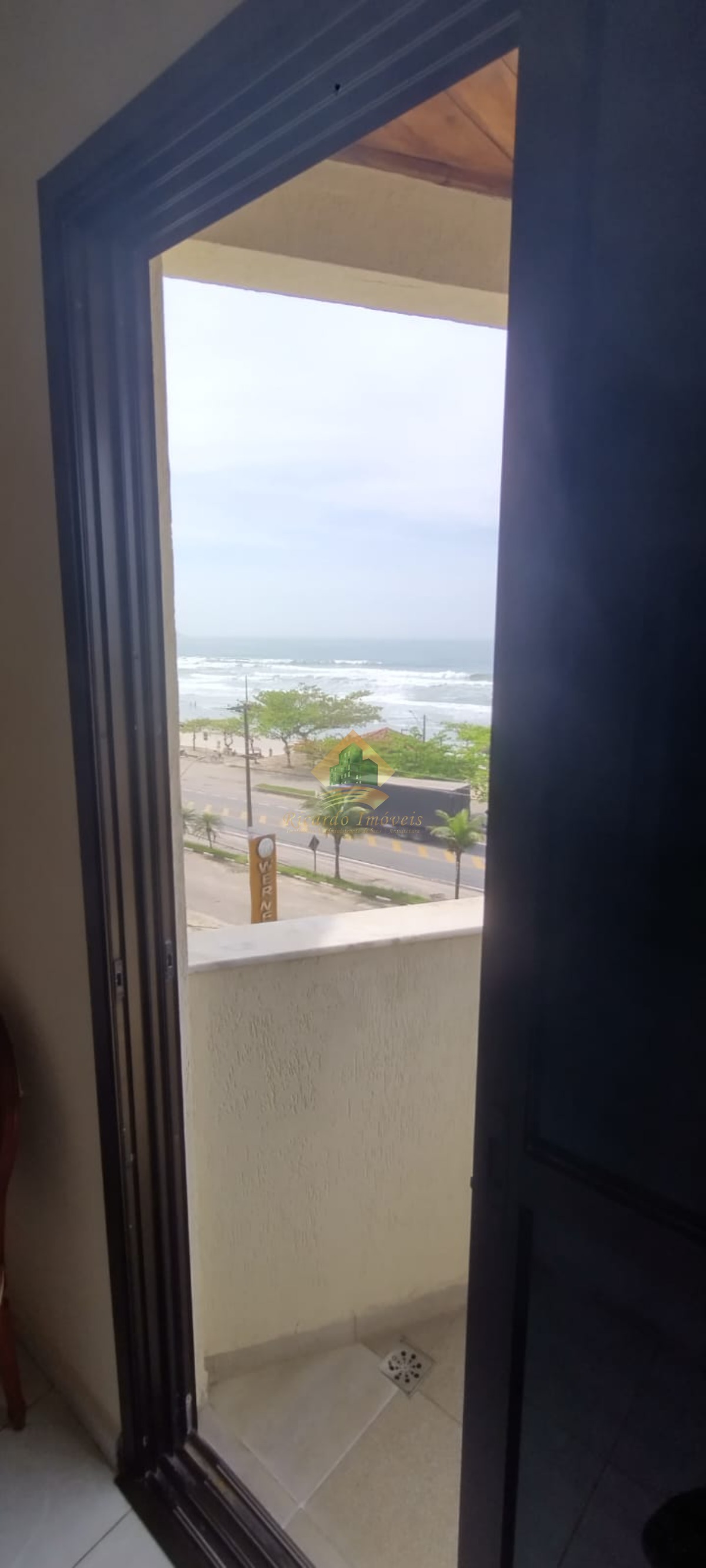 Excelente cobertura duplex frente para o mar na parte nobre da praia grande