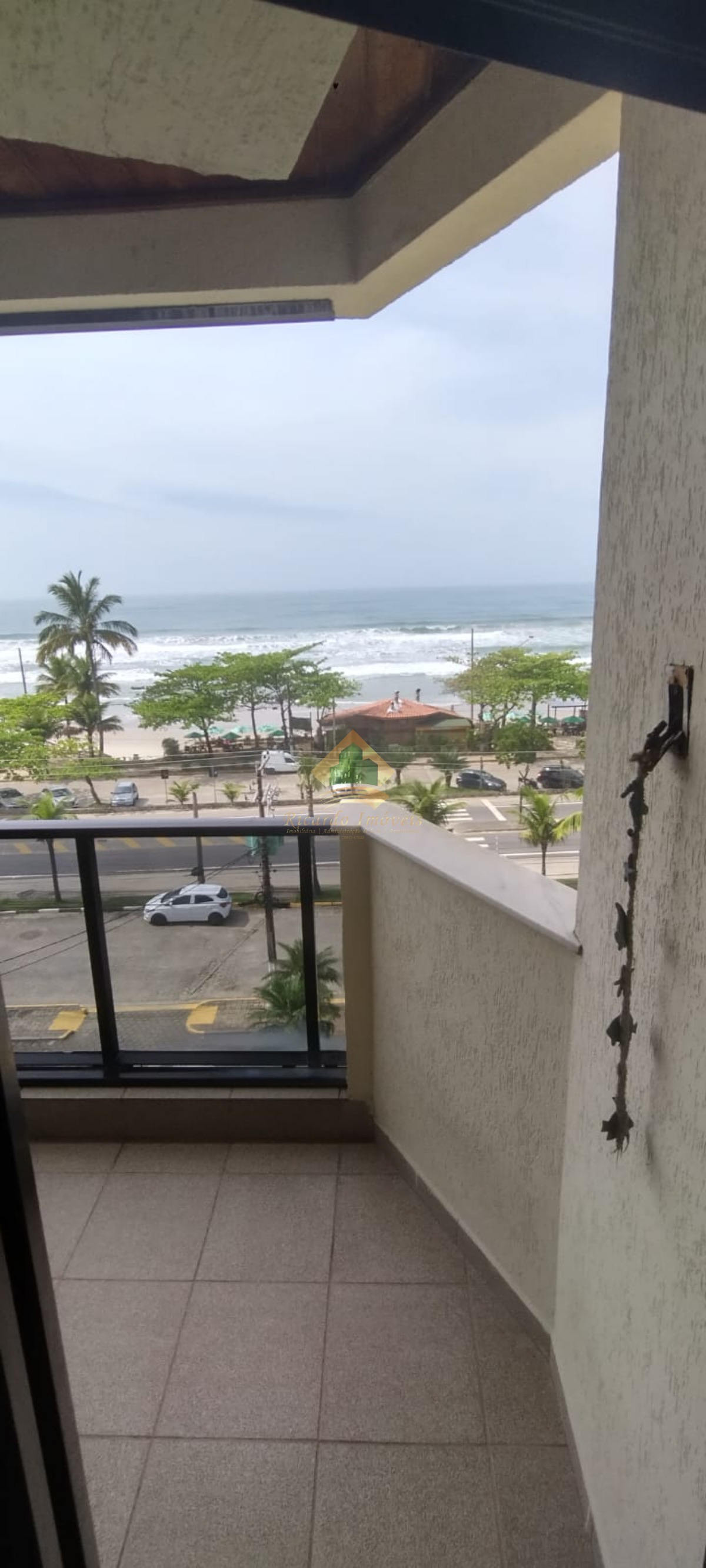 Excelente cobertura duplex frente para o mar na parte nobre da praia grande