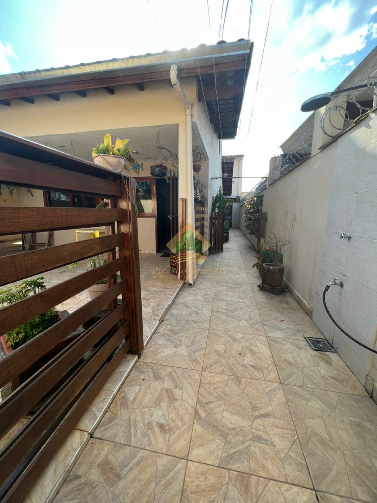Excelente sobrado no Perequê-Açu, próximo da praia