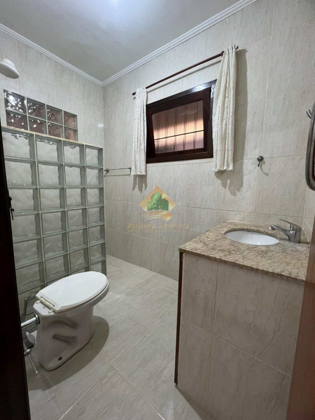 Excelente sobrado no Perequê-Açu, próximo da praia