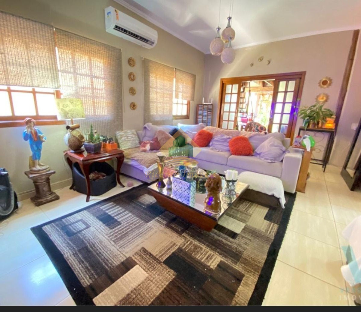 Belíssima casa em condomínio no horto florestal.