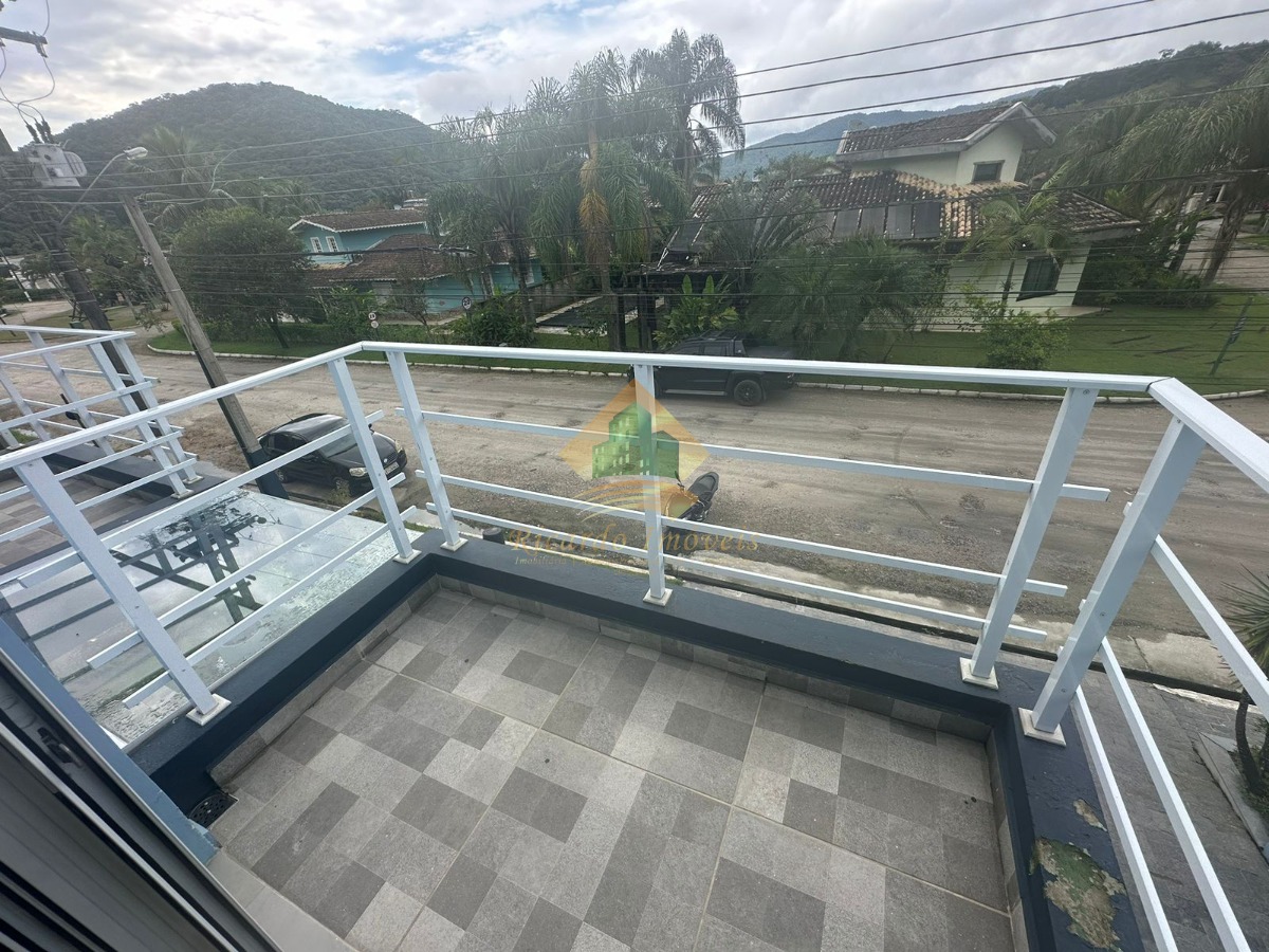 Linda casa em condomínio fechado