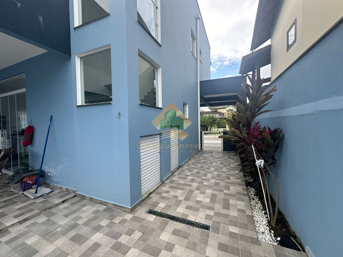 Linda casa em condomínio fechado