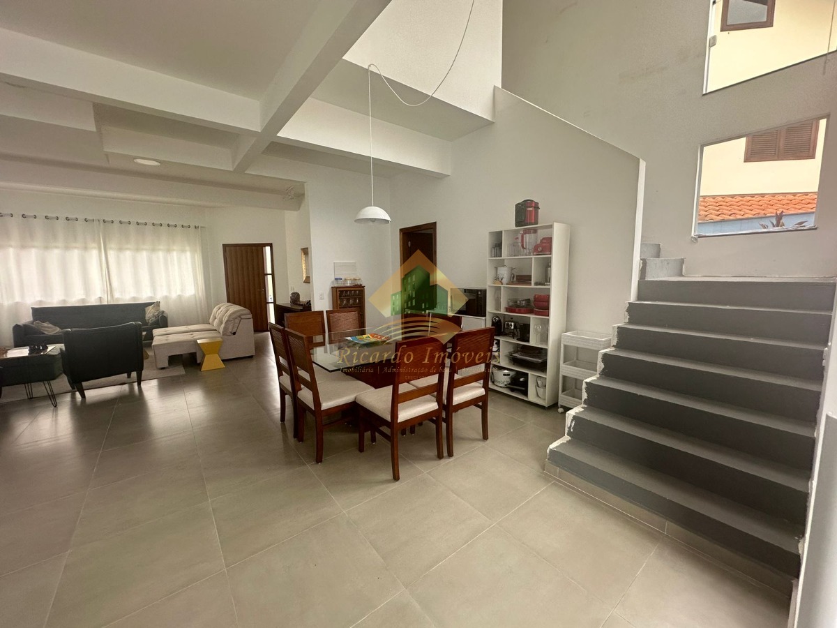 Linda casa em condomínio fechado