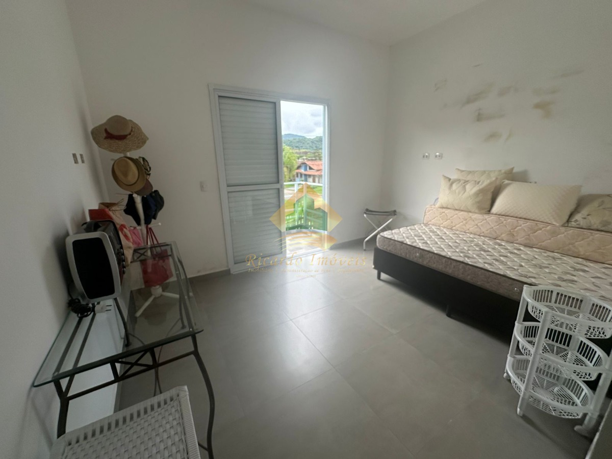 Linda casa em condomínio fechado