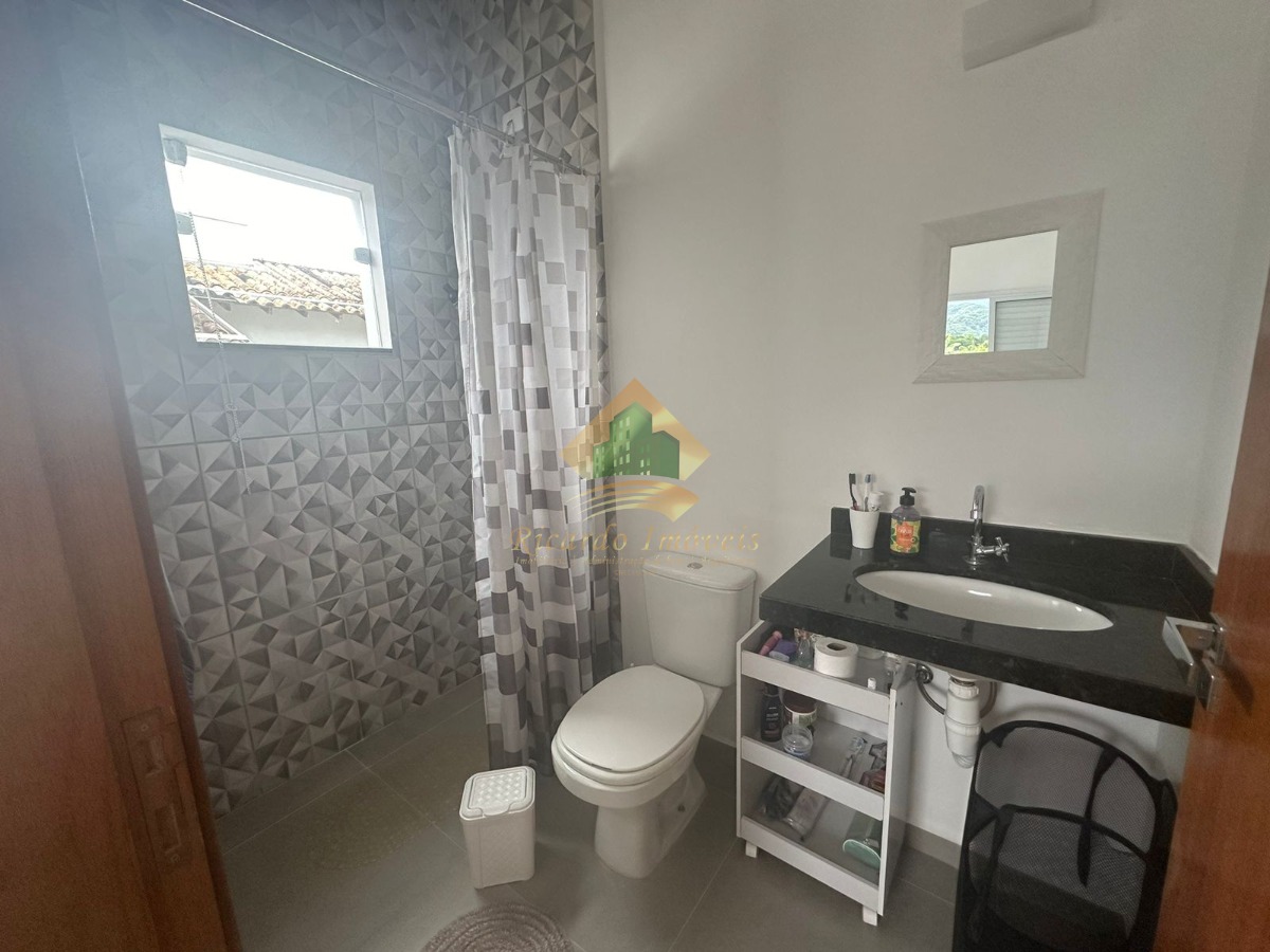 Linda casa em condomínio fechado