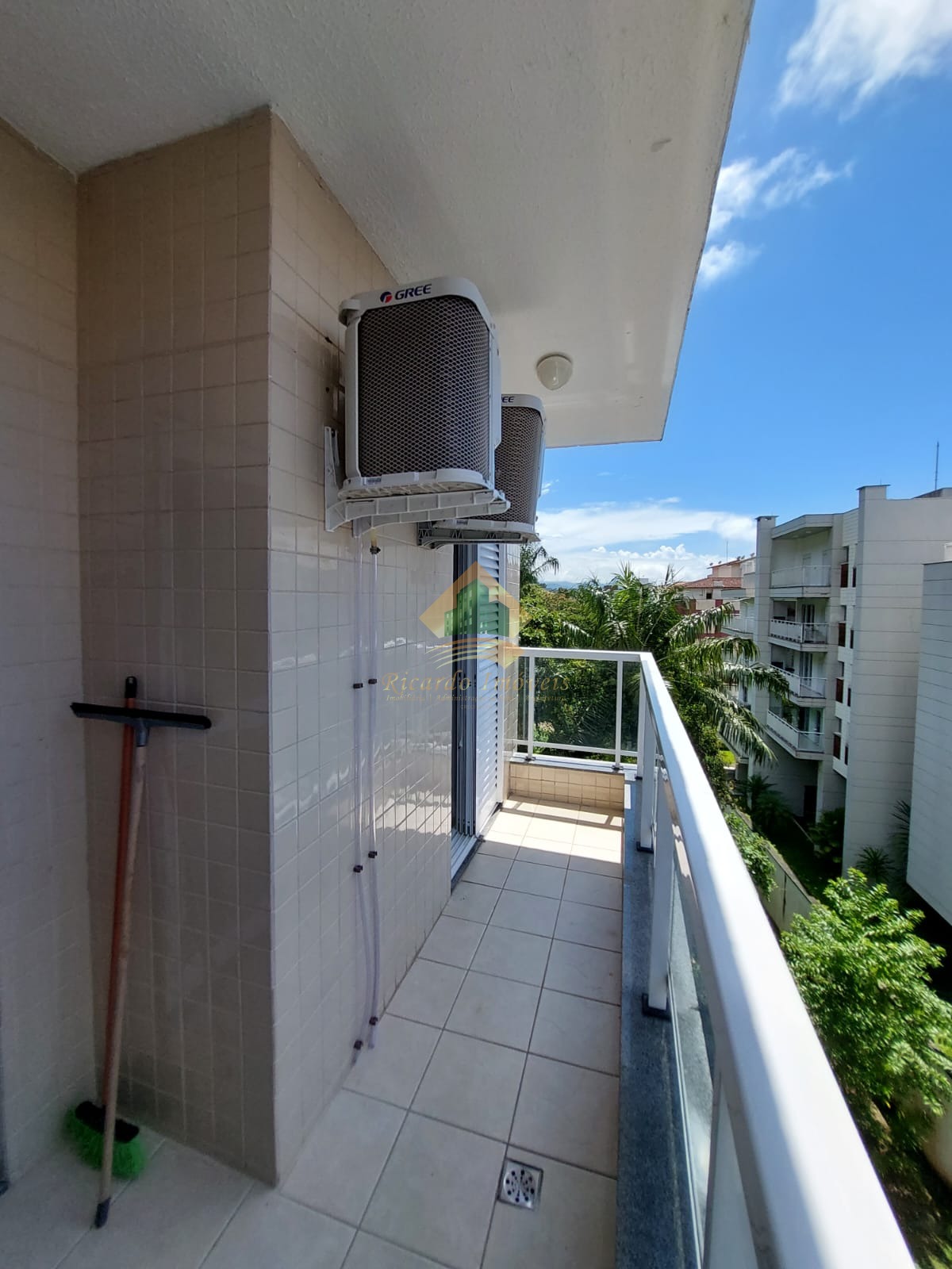 Apartamento na área nobre da praia grande a150 metros do mar