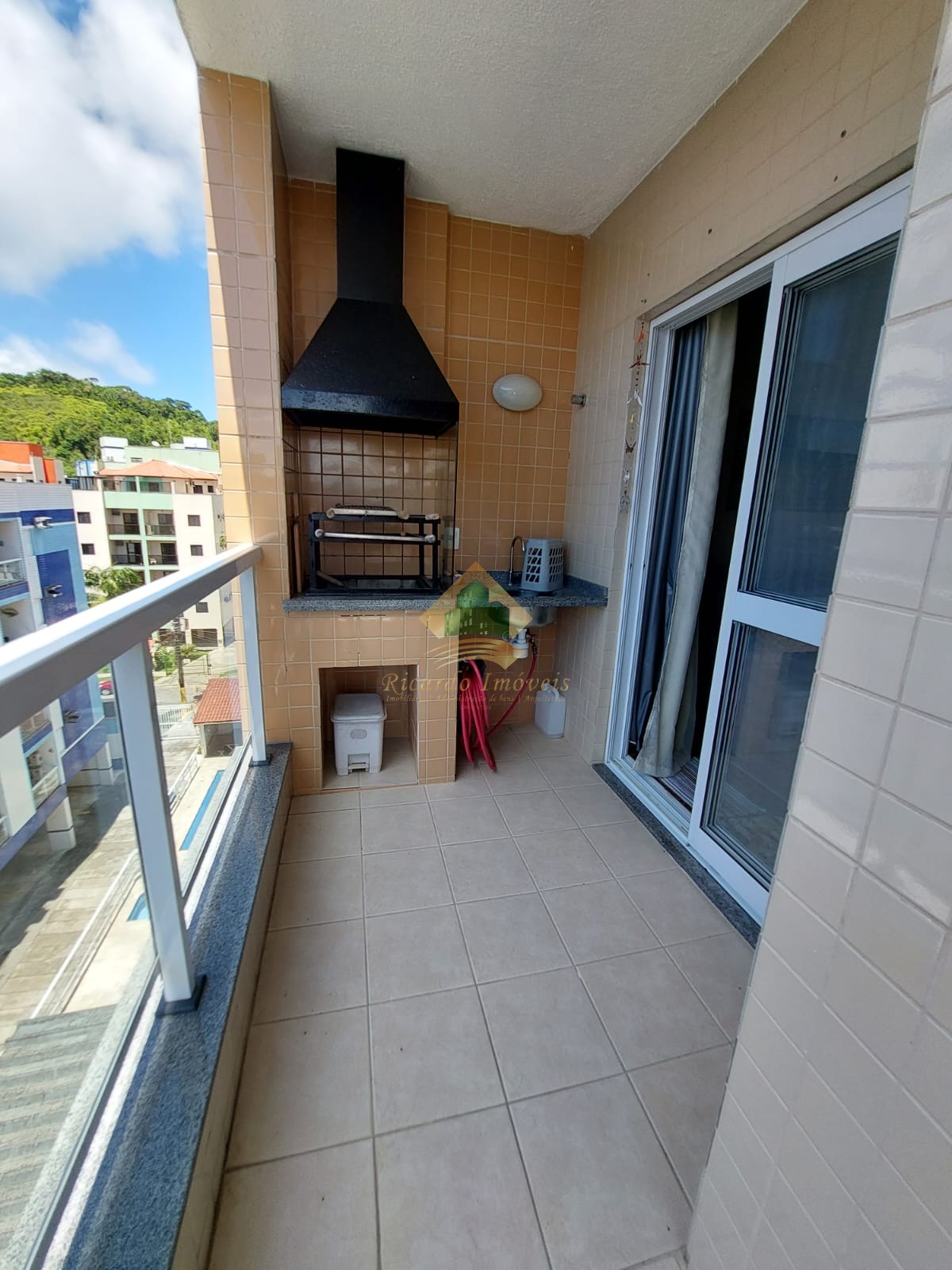 Apartamento na área nobre da praia grande a150 metros do mar