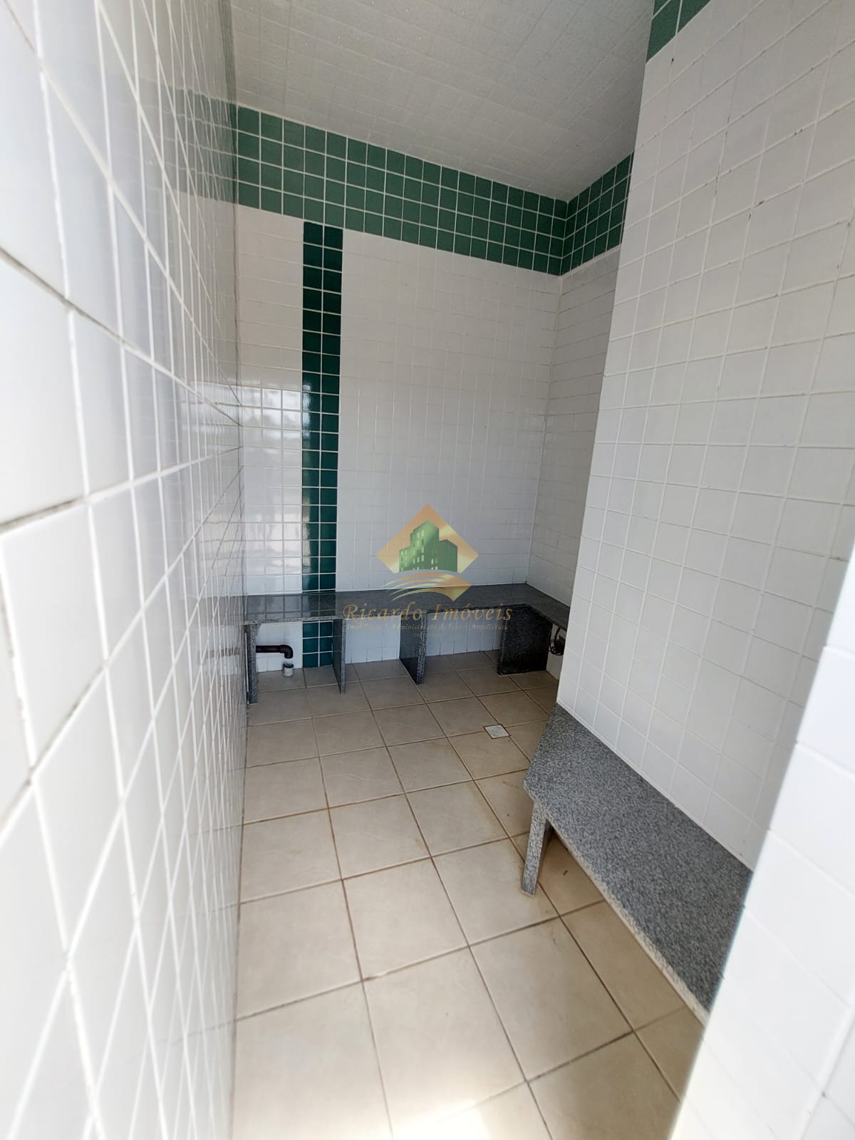 Apartamento na área nobre da praia grande a150 metros do mar