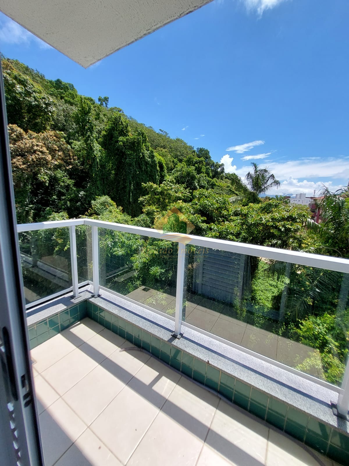 Apartamento na área nobre da praia grande a150 metros do mar