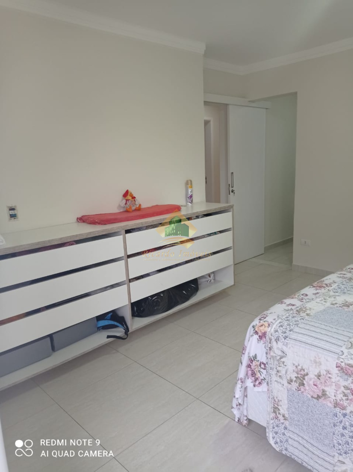 Apto com 3 dormitórios, mobiliado.
