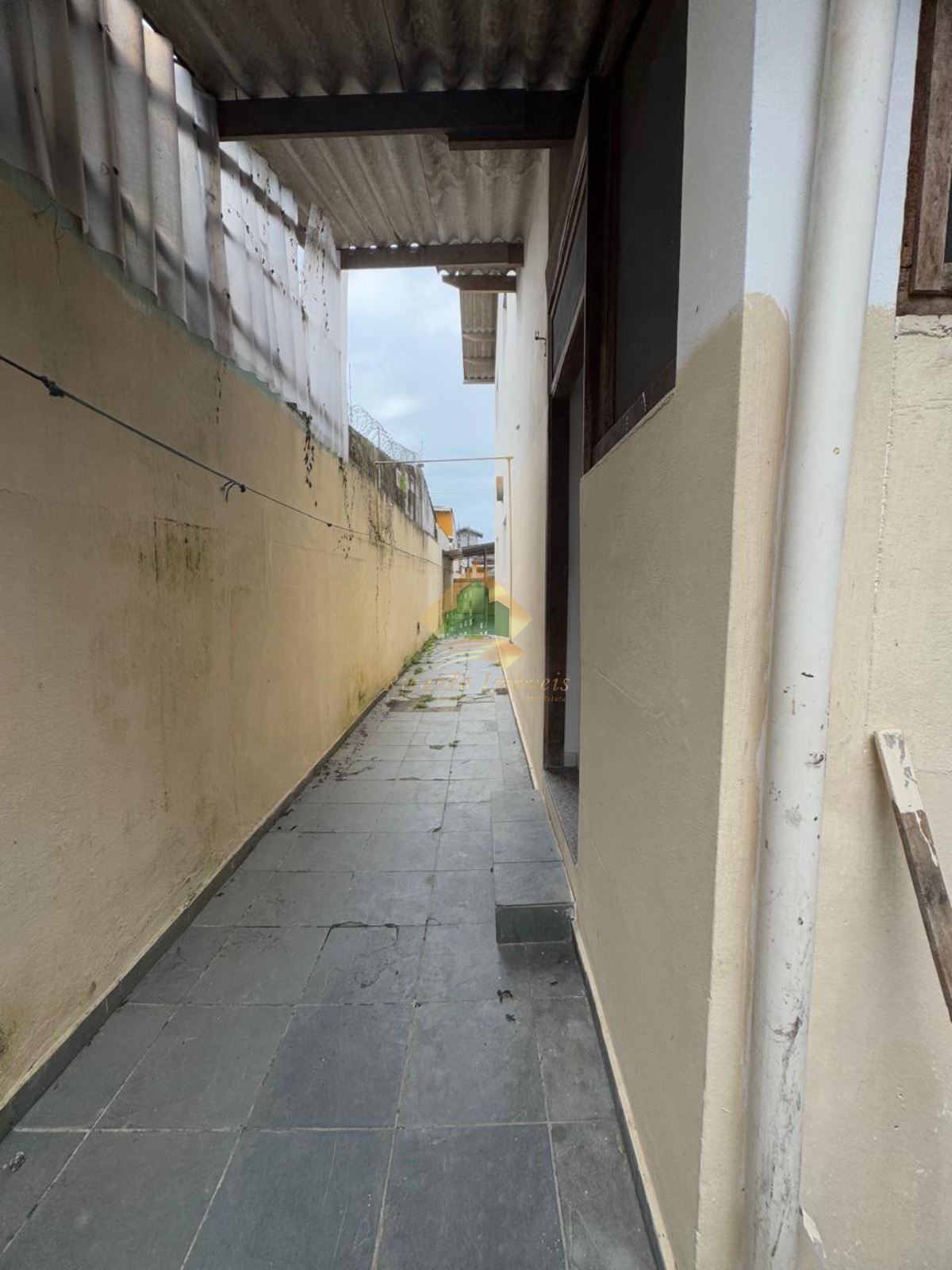 02 casa no mesmo terreno em otima localização