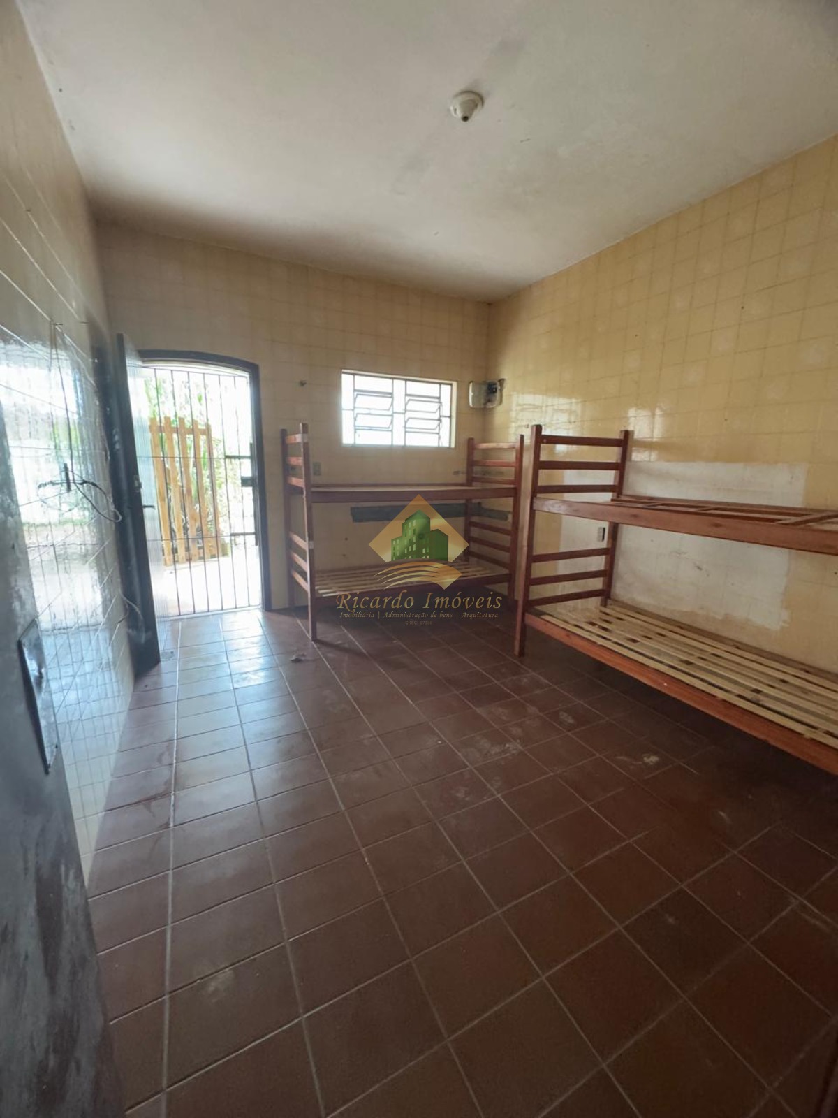 02 casa no mesmo terreno em otima localização