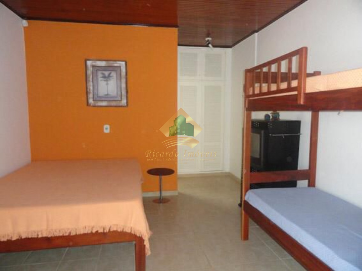 Linda casa em condominio fechado a 100 metros da praia
