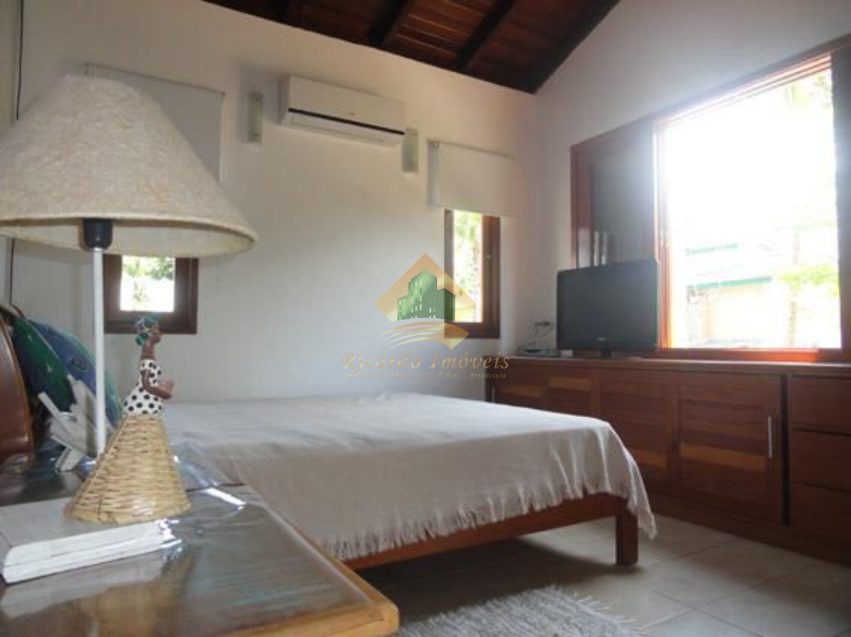 Linda casa em condominio fechado a 100 metros da praia