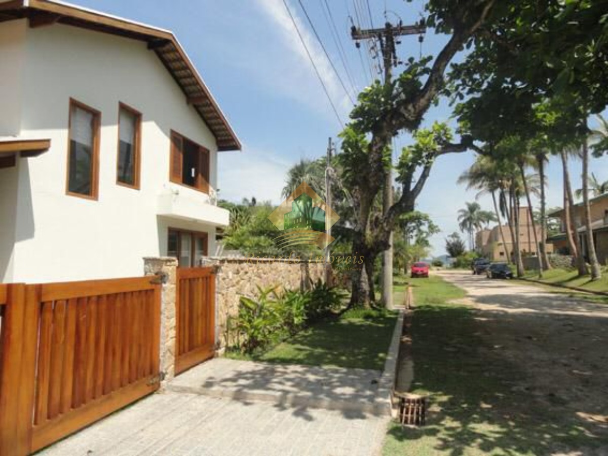 Linda casa em condominio fechado a 100 metros da praia