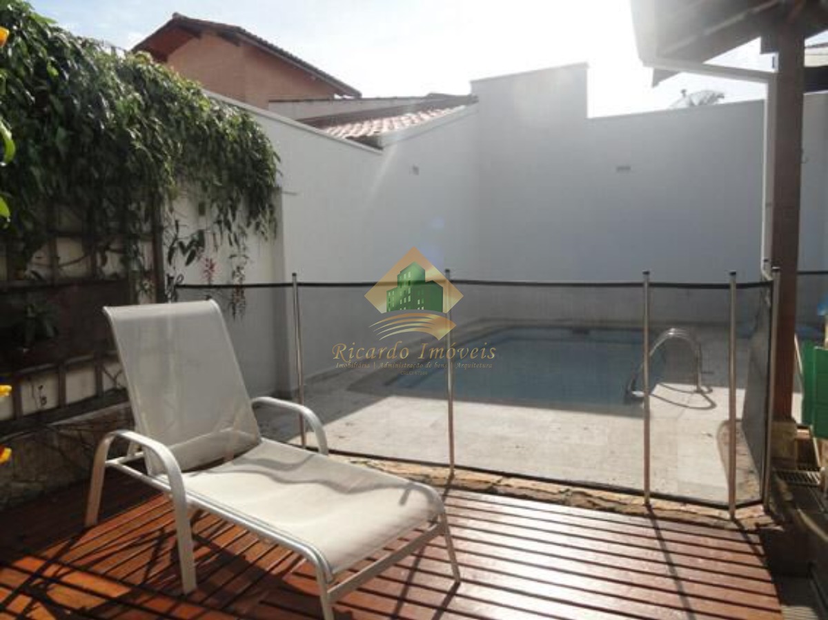 Linda casa em condominio fechado a 100 metros da praia