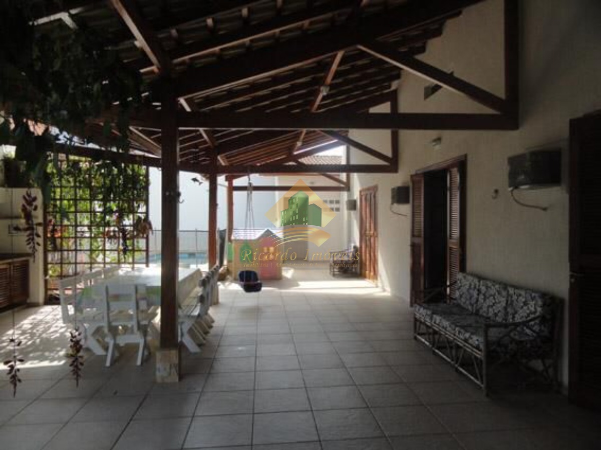 Linda casa em condominio fechado a 100 metros da praia