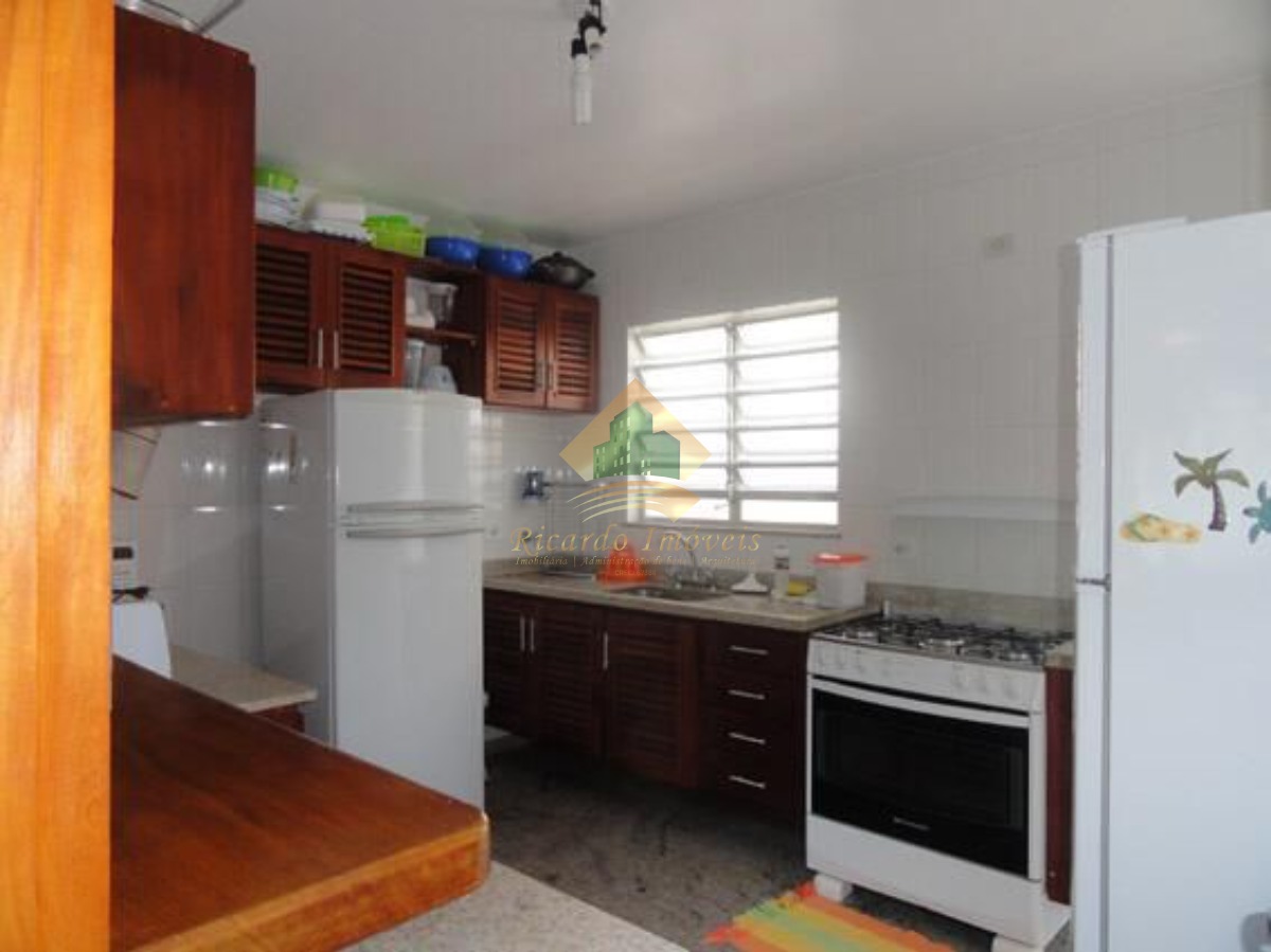 Linda casa em condominio fechado a 100 metros da praia