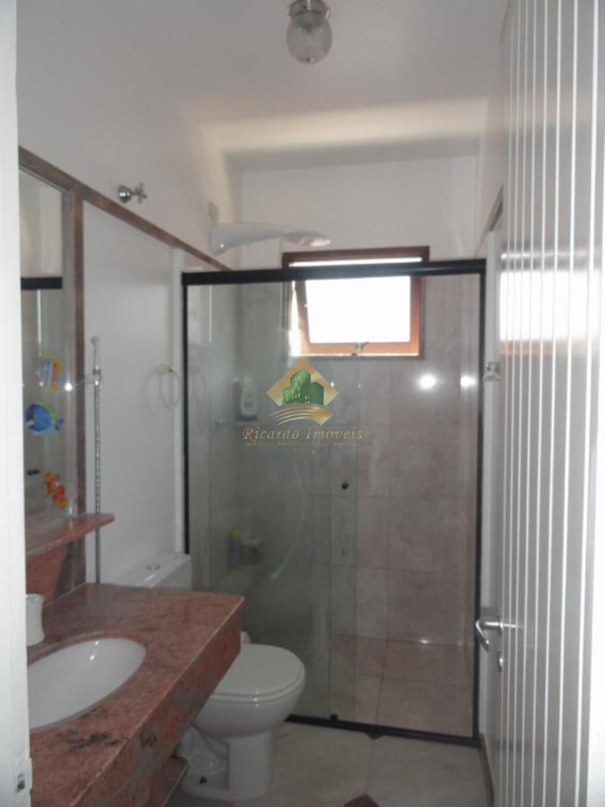 Linda casa em condominio fechado a 100 metros da praia