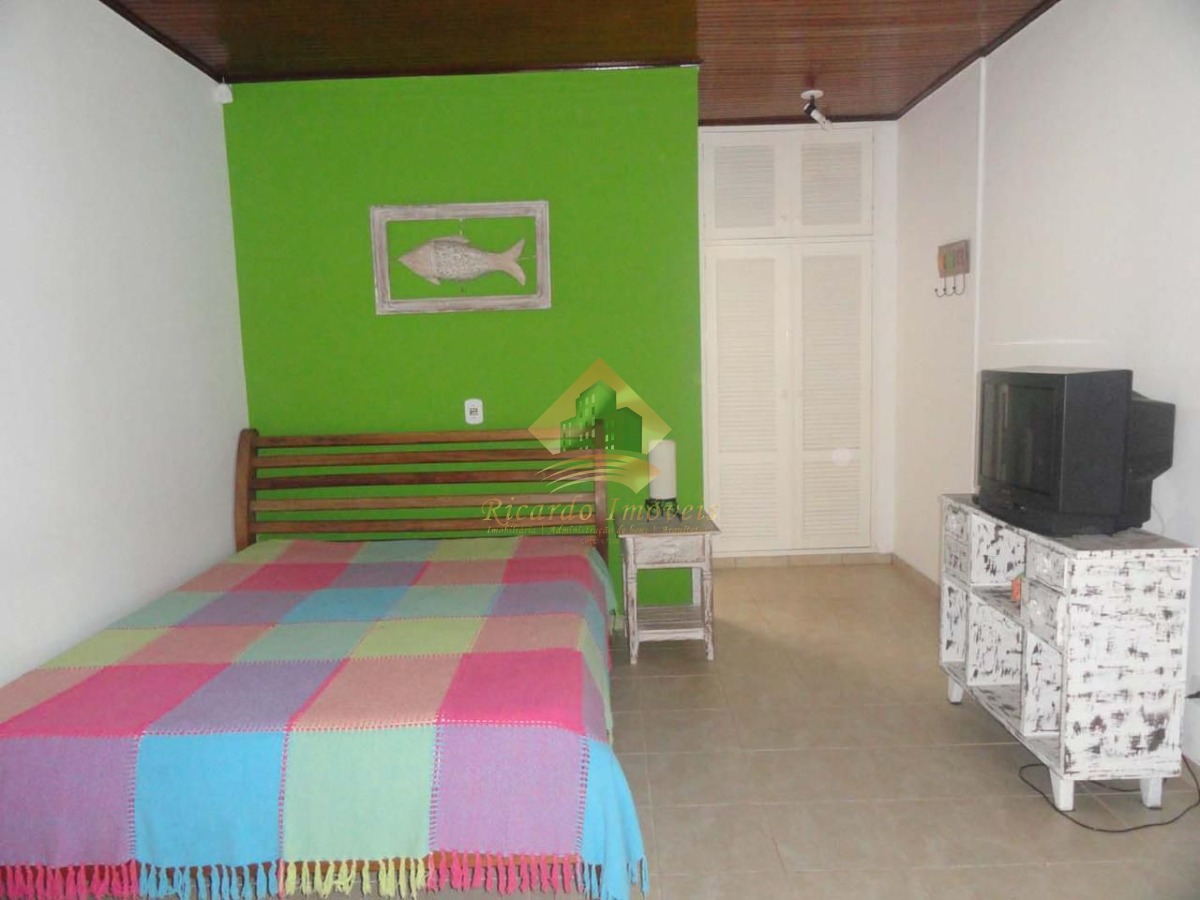 Linda casa em condominio fechado a 100 metros da praia