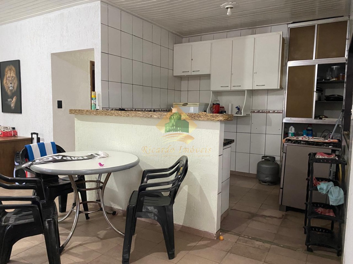 Linda casa localizada no bairro perequê-açu
