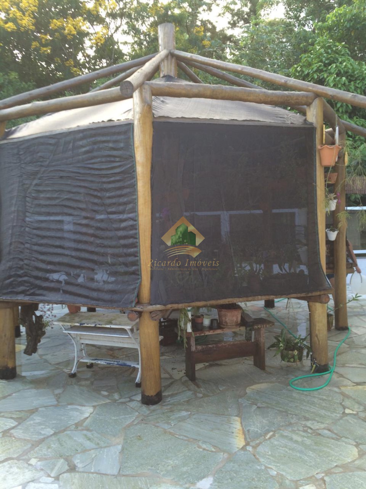 Linda casa em condomínio fechado.