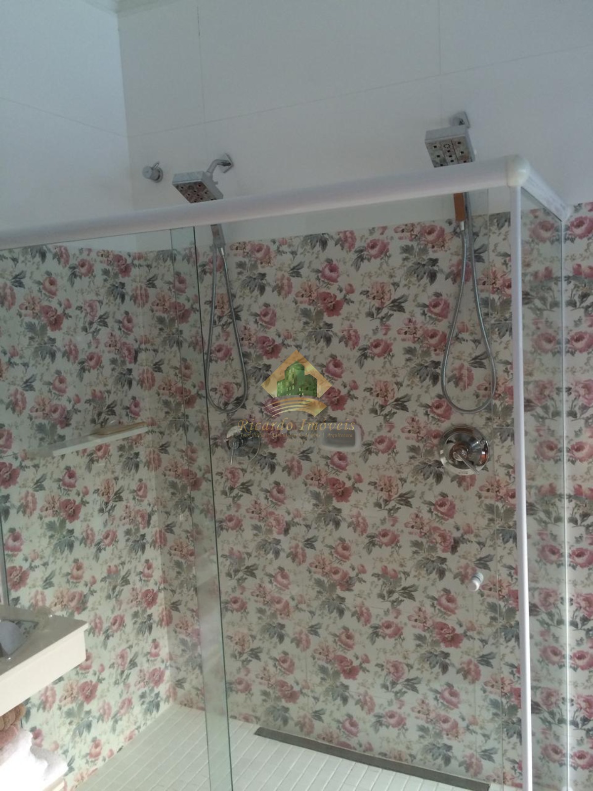Linda casa em condomínio fechado.