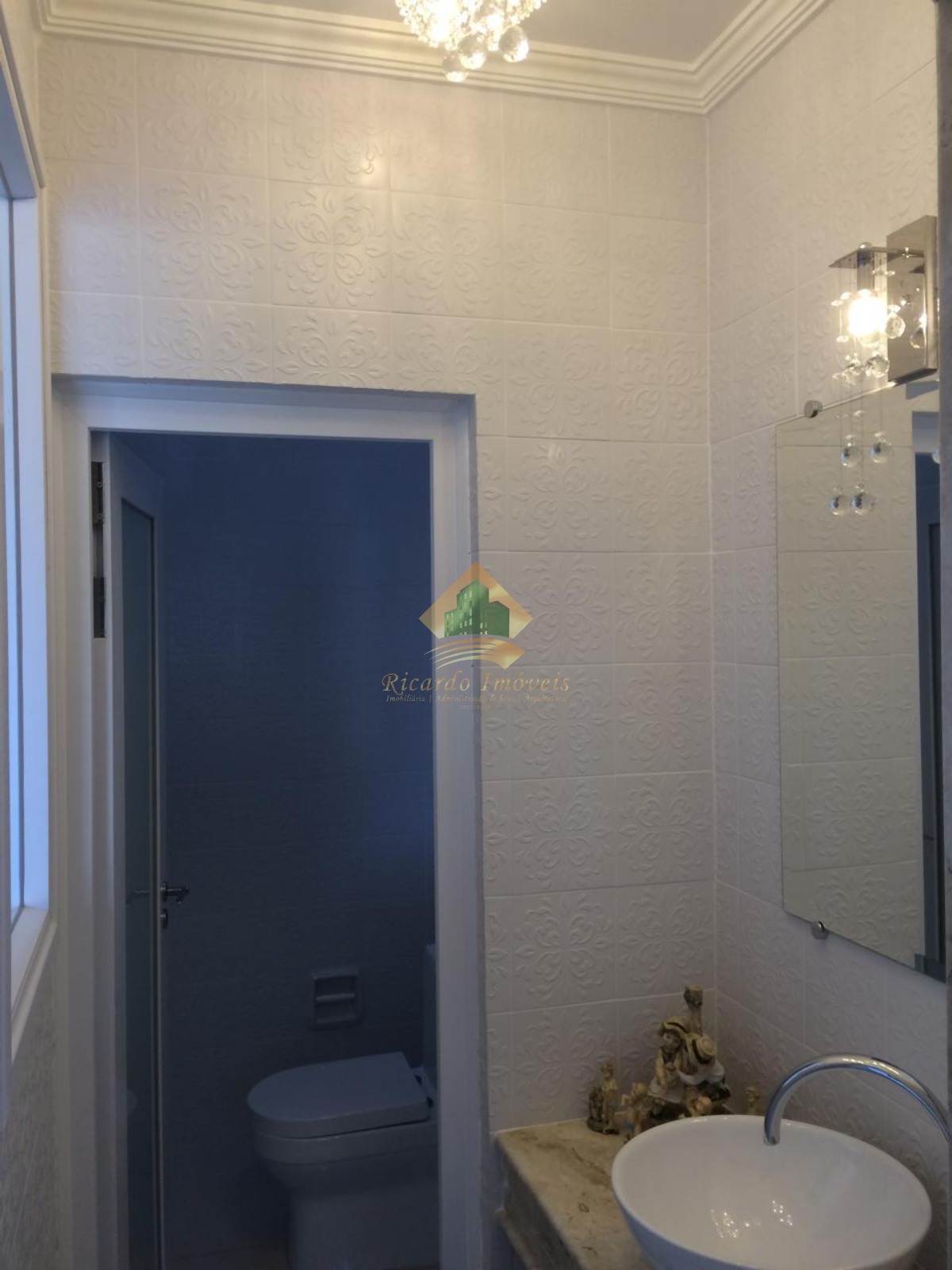 Linda casa em condomínio fechado.