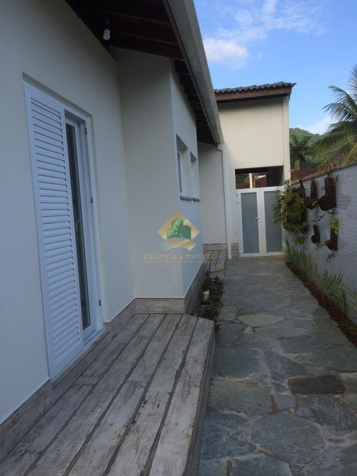 Linda casa em condomínio fechado.