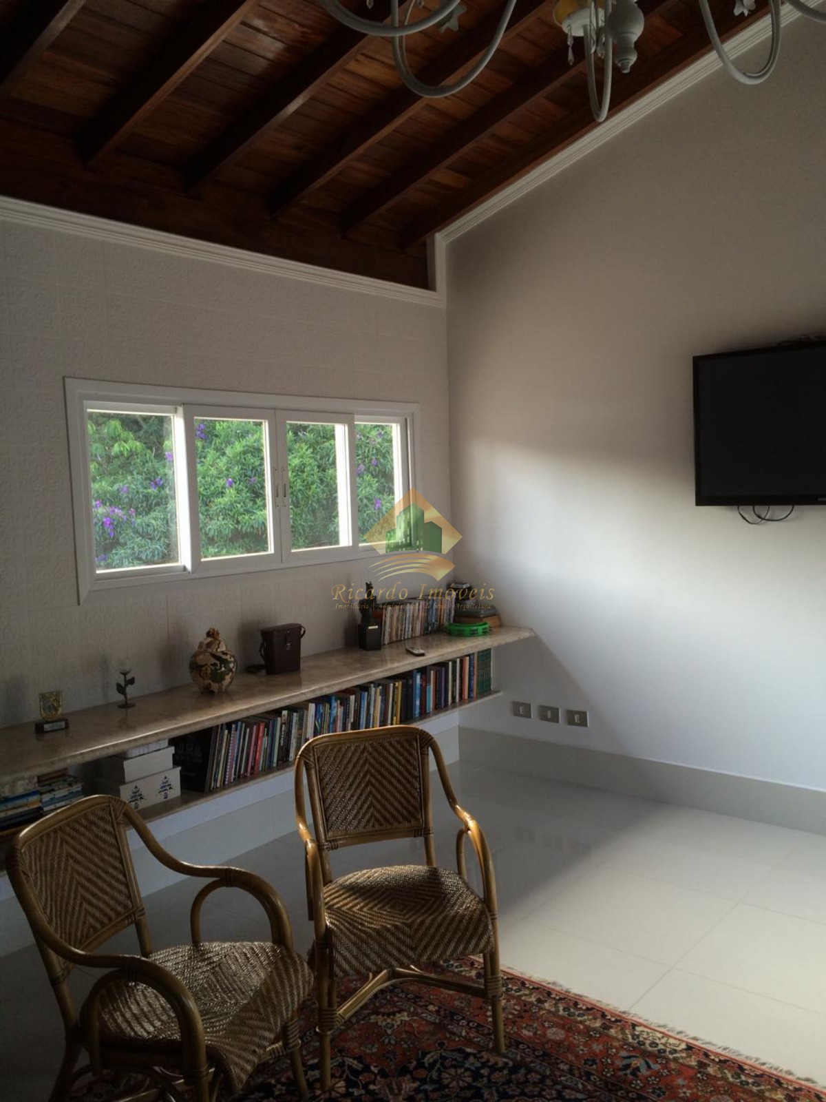 Linda casa em condomínio fechado.