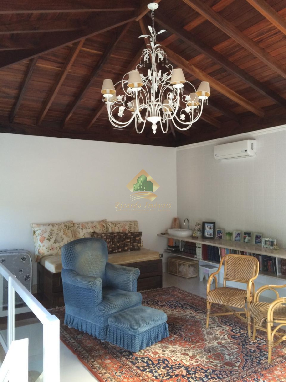 Linda casa em condomínio fechado.