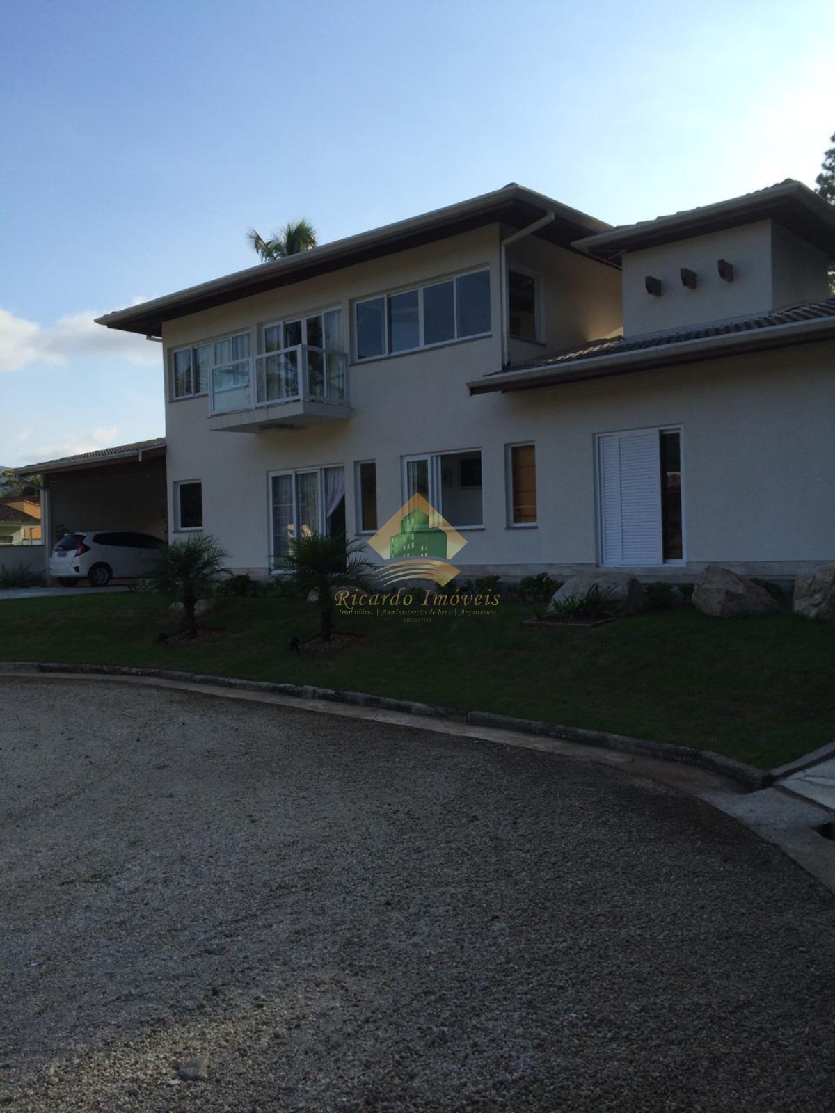 Linda casa em condomínio fechado.