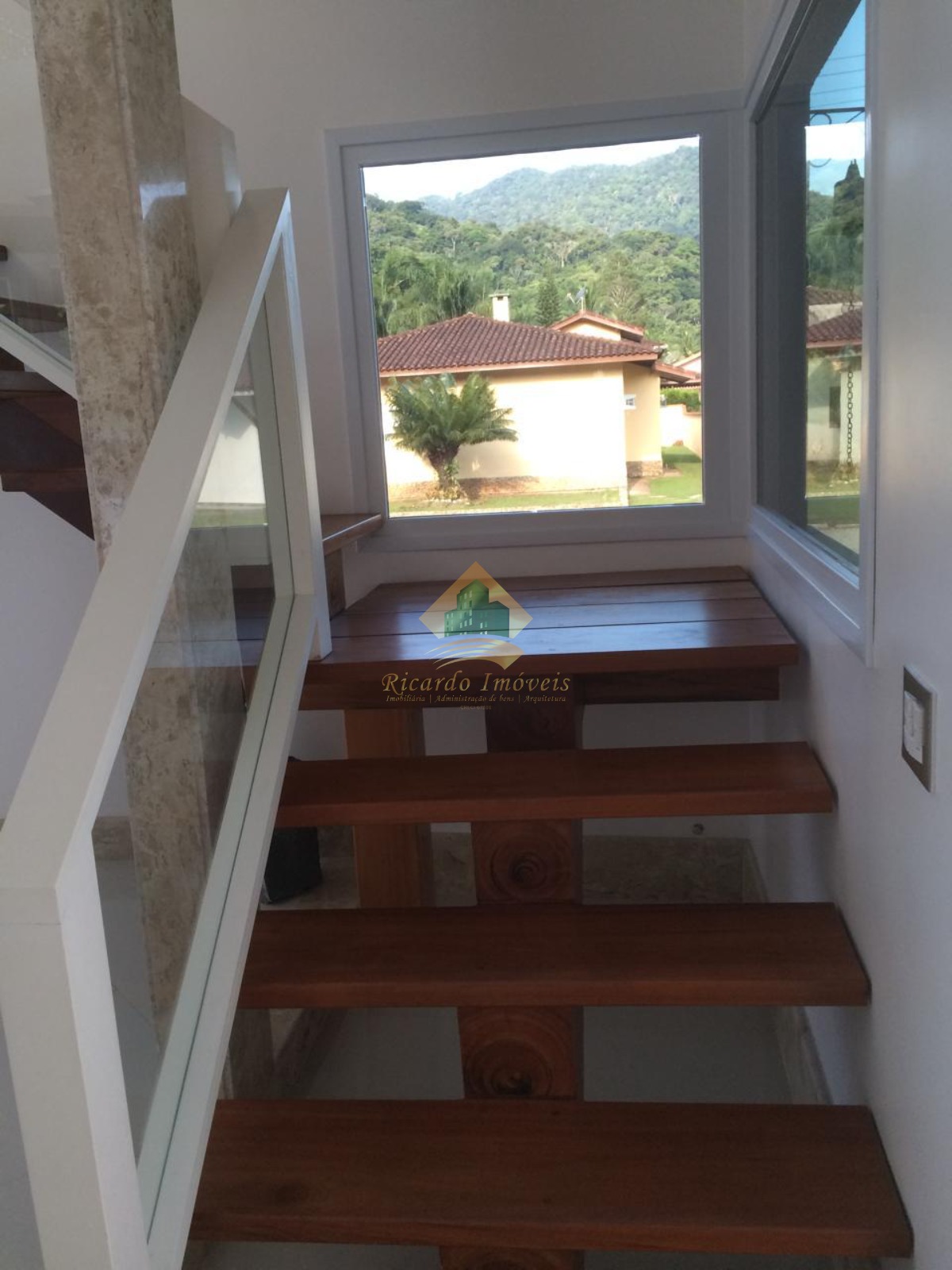 Linda casa em condomínio fechado.