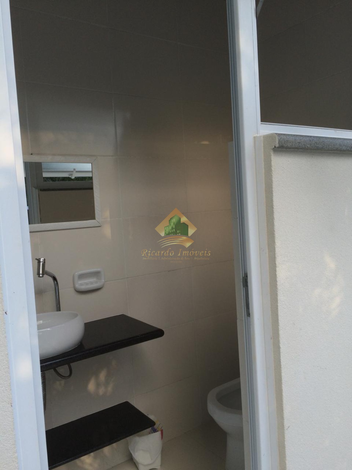 Linda casa em condomínio fechado.