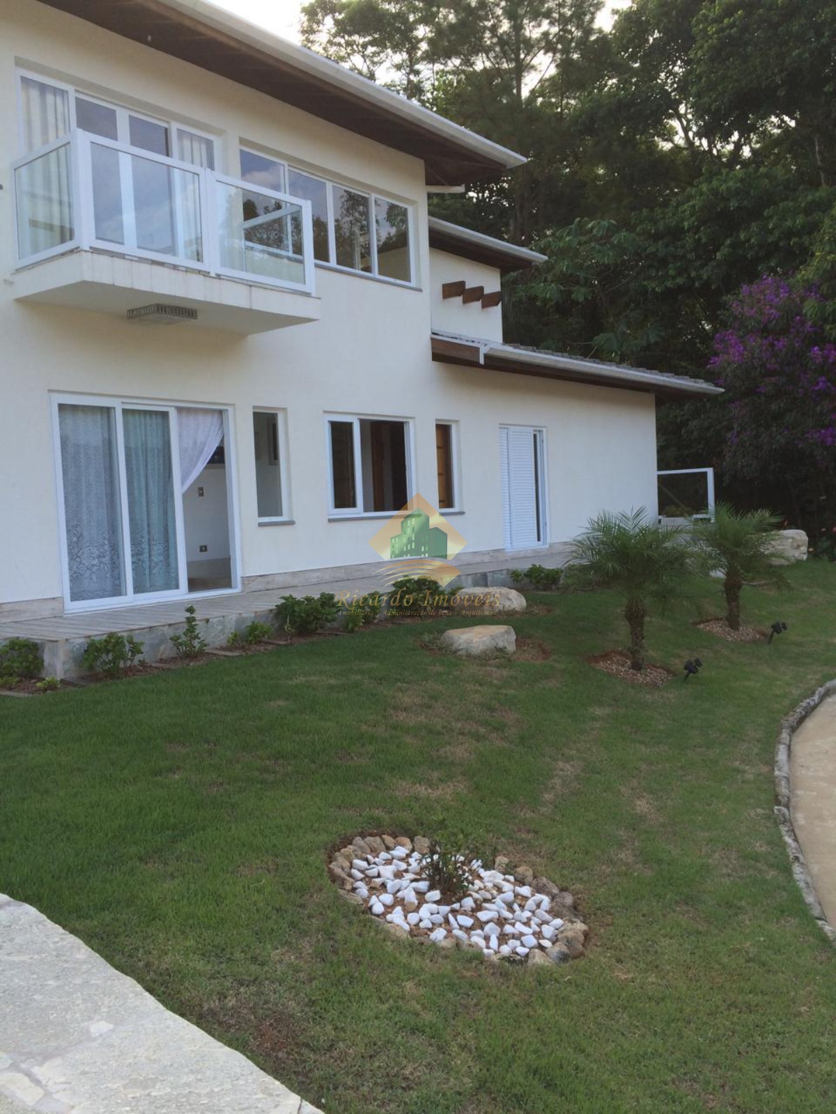 Linda casa em condomínio fechado.