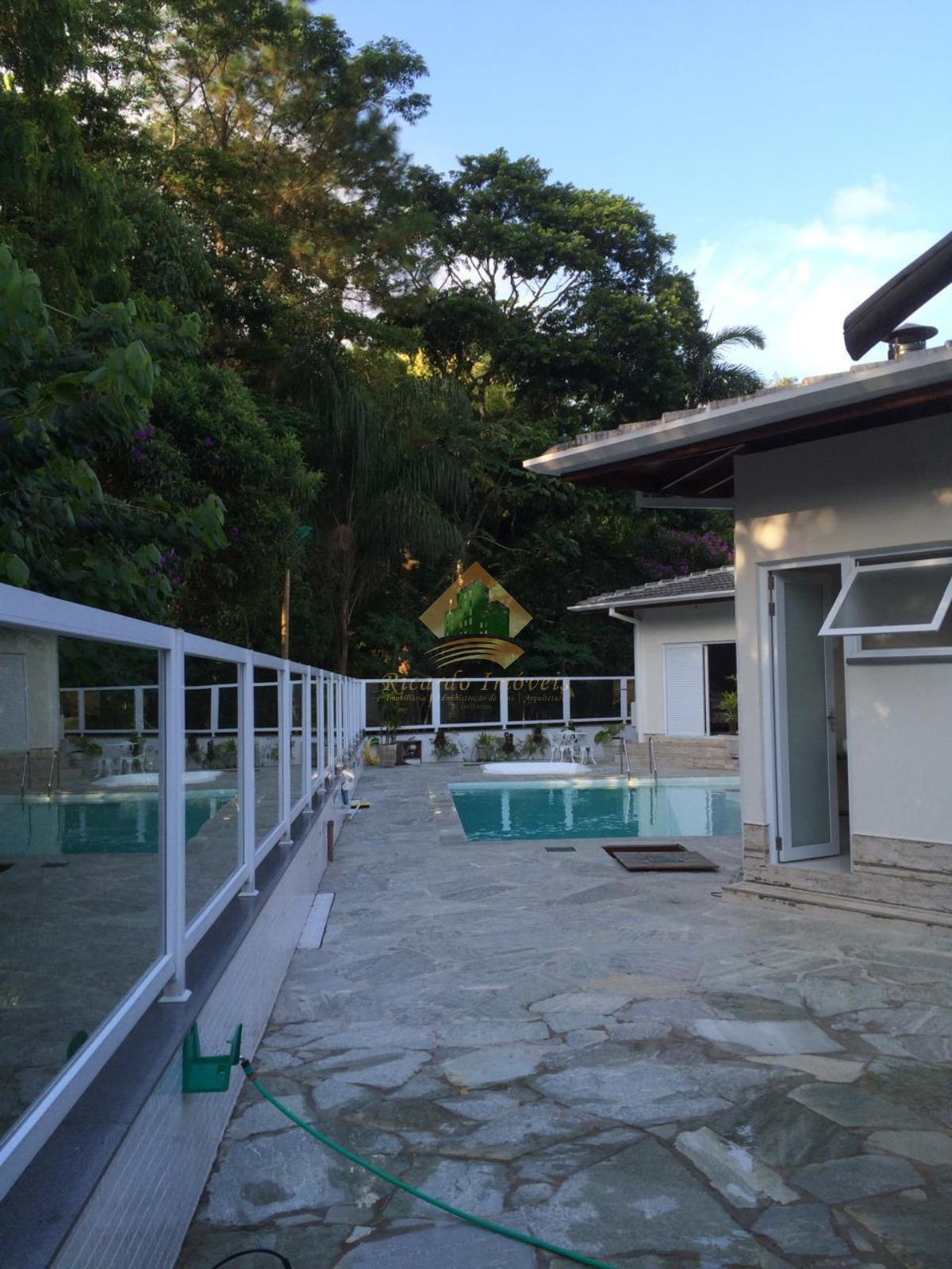 Linda casa em condomínio fechado.